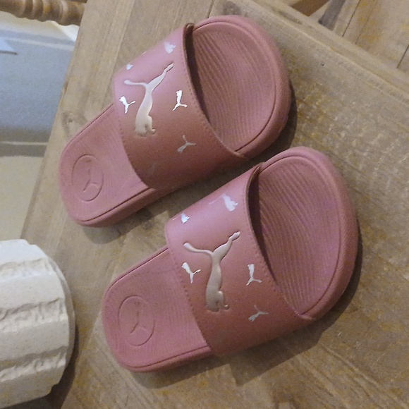 Women's Puma Slides Sandals With Metallic Gold Accent. Size 8 - Picture 6 of 17